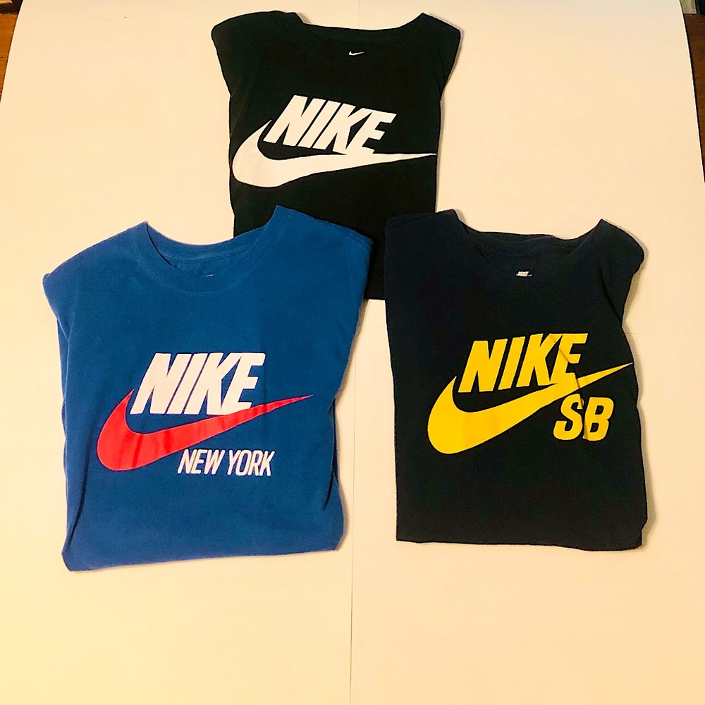 3 NIKE Men’s T-shirts, Size Medium